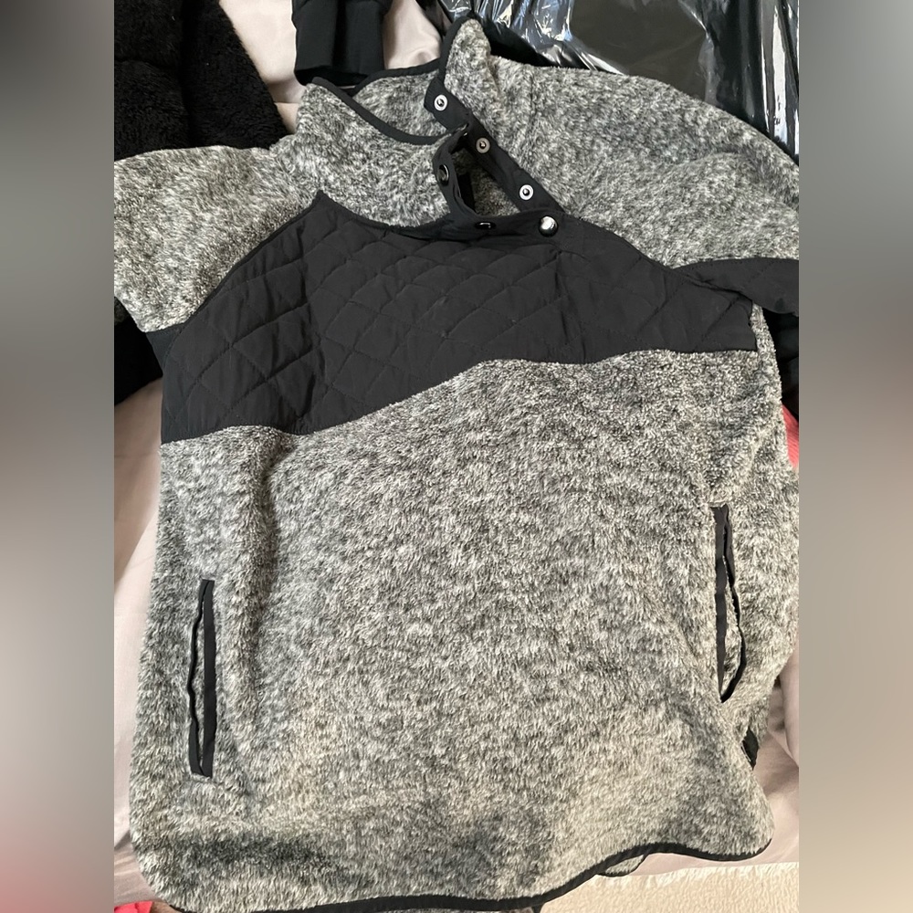 Abercrombie pullover like new size small
